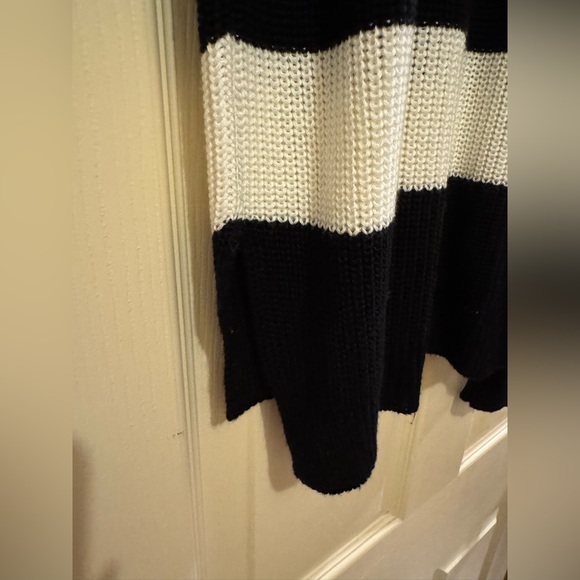 Hooked Up Black and White sweater t/strap off shoulders - Picture 2 of 4